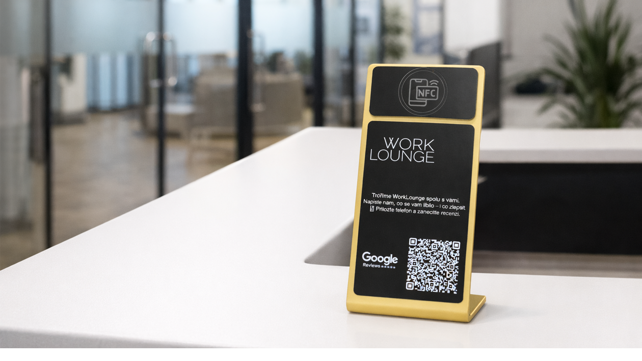Zlatý NFC QR stojánek – plast/hliník
